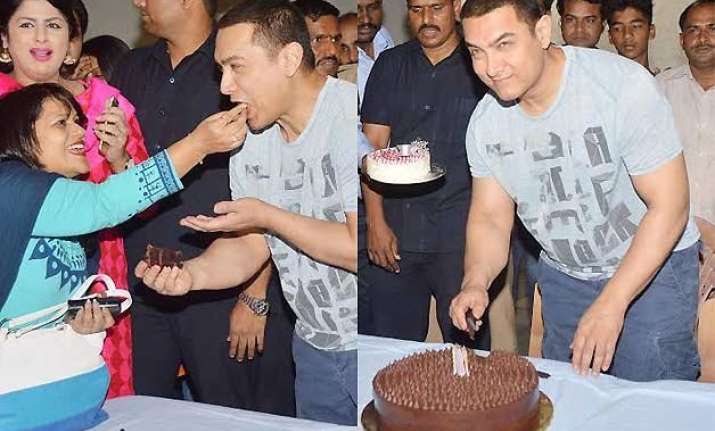aamir khan cuts 50th birthday cake with media