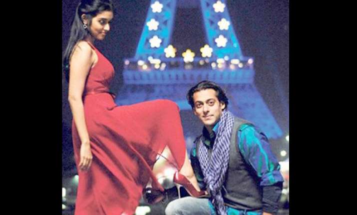 salman khan turns ticket seller for london dreams