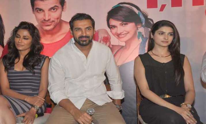 john abraham on date with tv journalists