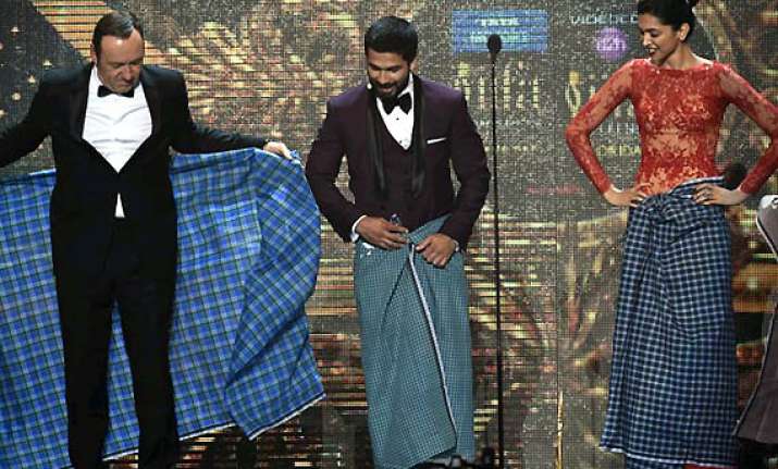 deepika padukone kevin spacey was graceful in lungi see pics