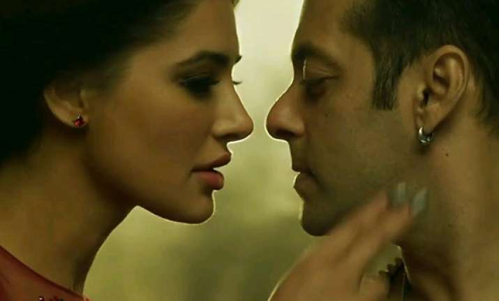 kick yaar na miley song review salman nargis dance on honey