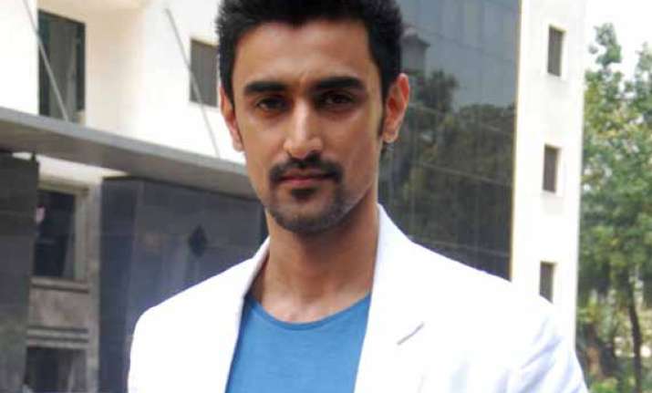 kunal kapoor raises rs 45 lakh through crowd sourcing