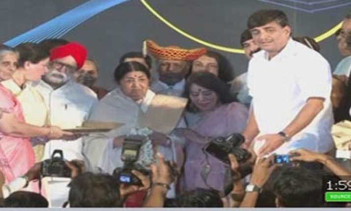 lata conferred swarbhaskar award