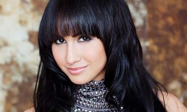 lauren wows with babydoll act at zee 20 cricket league