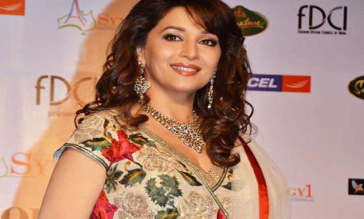 madhuri dixit honoured with platinum diva award
