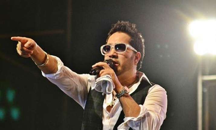 mika singh performs with talent hunt winner