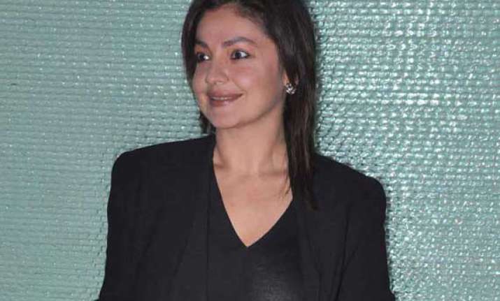 nsui activists protest against pooja bhatt s film shooting