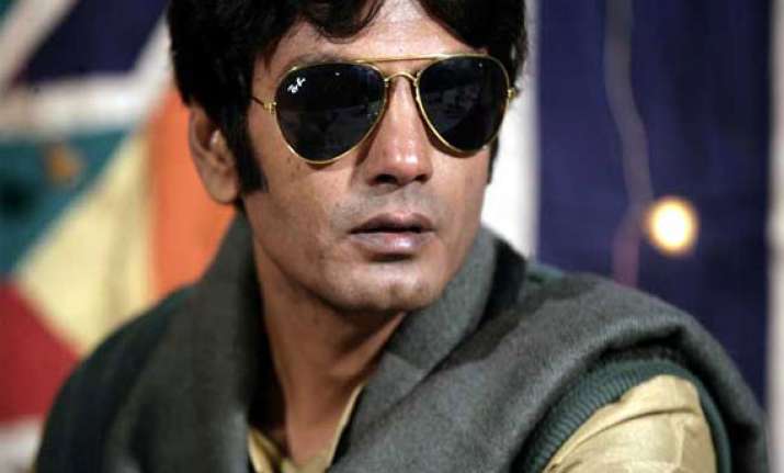 nawazuddin to work under brother s direction