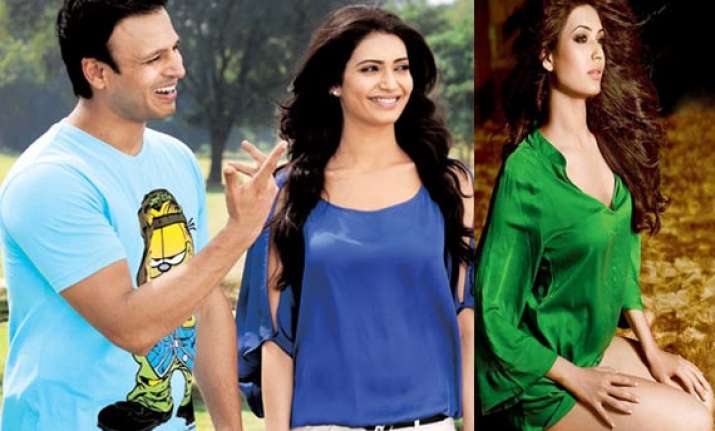 no high heels for karishma tanna on grand masti set