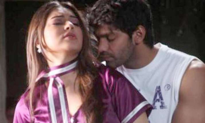 Not Doing Kissing Scenes In Settai Says Hansika Motwani Bollywood