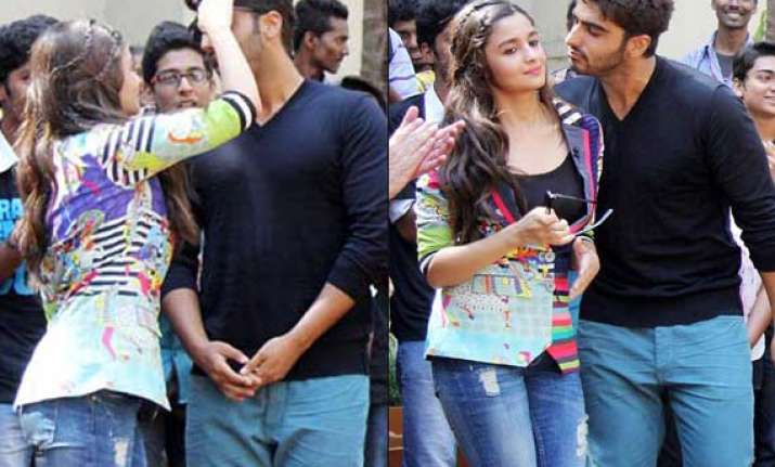 omg arjun kapoor kisses alia bhatt in public see pics