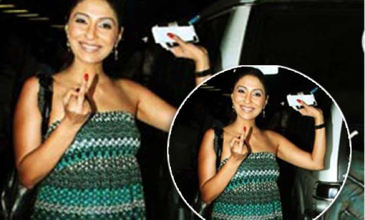 pooja mishra showed her finger up at airport