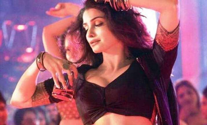 prachi desai shows professionalism despite being injured
