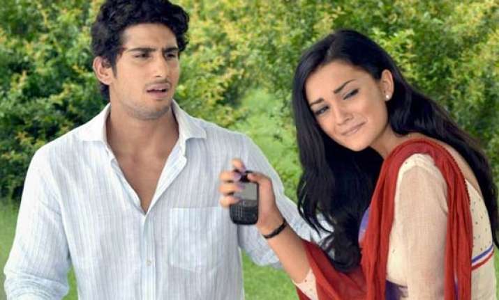 prateik helping amy jackson in bollywood