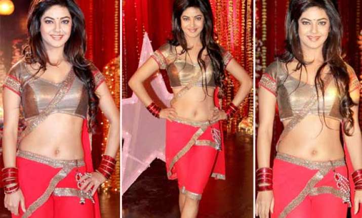 priyanka chopra s sister marks her hot bebut in bollywood