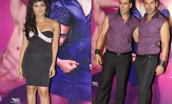 pune fans almost grope chitrangada at a shopping mall