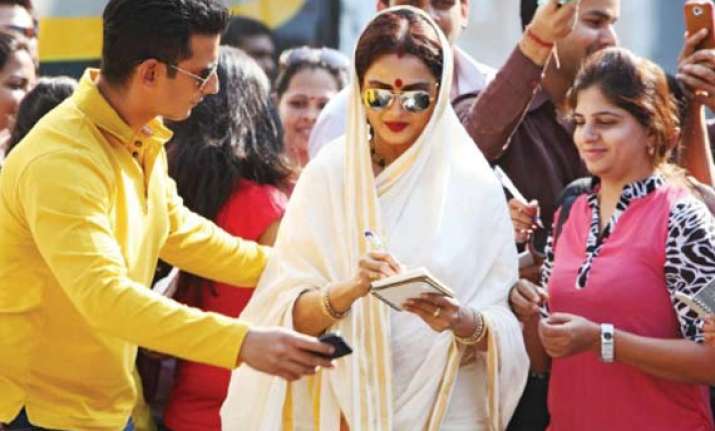 rekha s super nani to clash with srk s happy new year