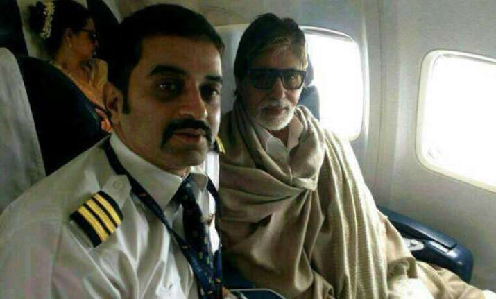 rekha tries to hide herself when caught with amitabh