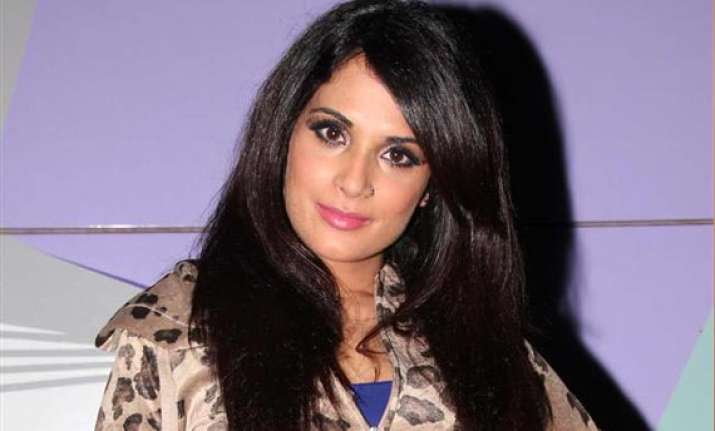 richa chaddha digs into mom s accessories for main aur