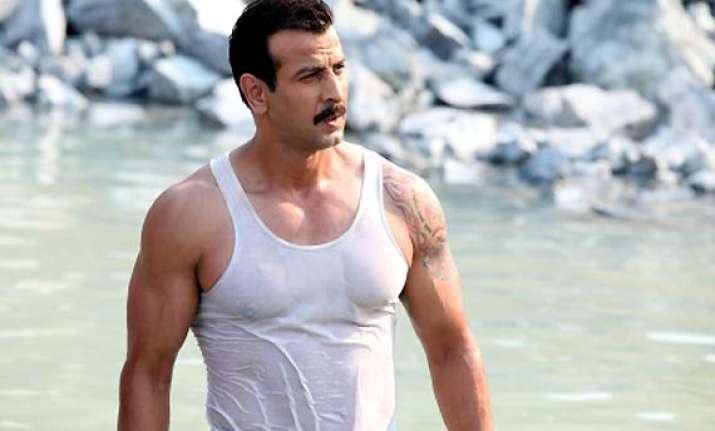 ronit roy beefs up body for villanious role in guddu
