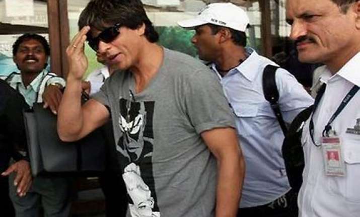 srk pays rs 1.5 lakh fine for excess baggage