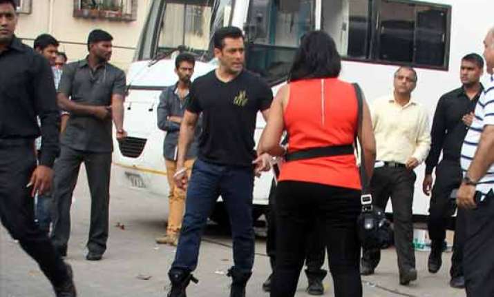 salman khan gives rs 1 lakh each to 200 people associated