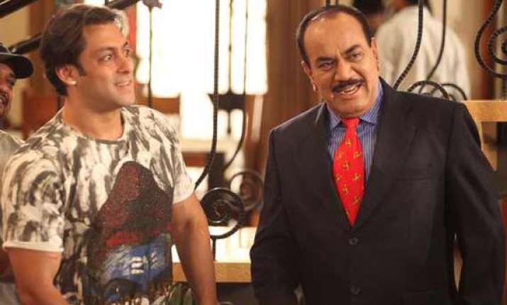 salman khan shakes a leg with acp pradyuman