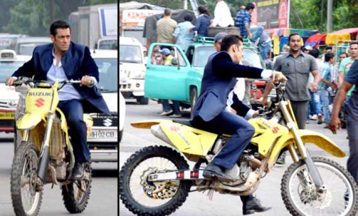 salman performs bike stunt for jai ho view pics