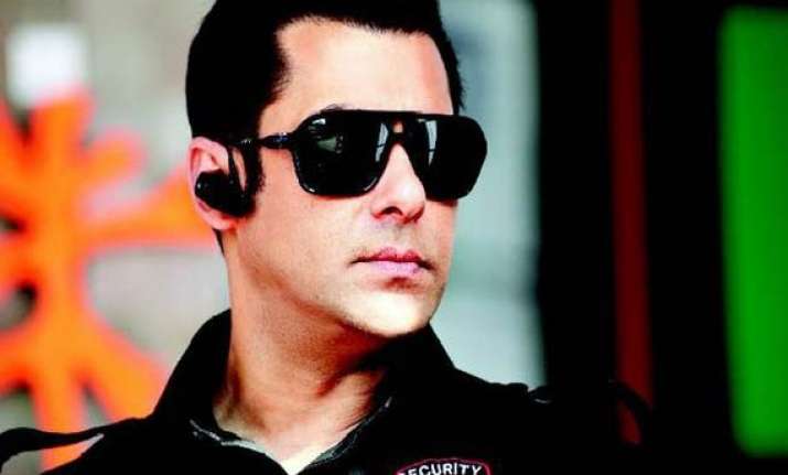 salman merges into flora fountain crowd for a shoot