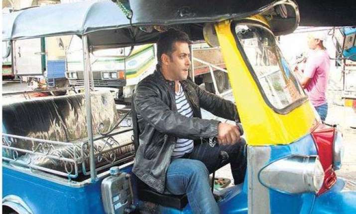 salman rides thai rickshaw in pattaya