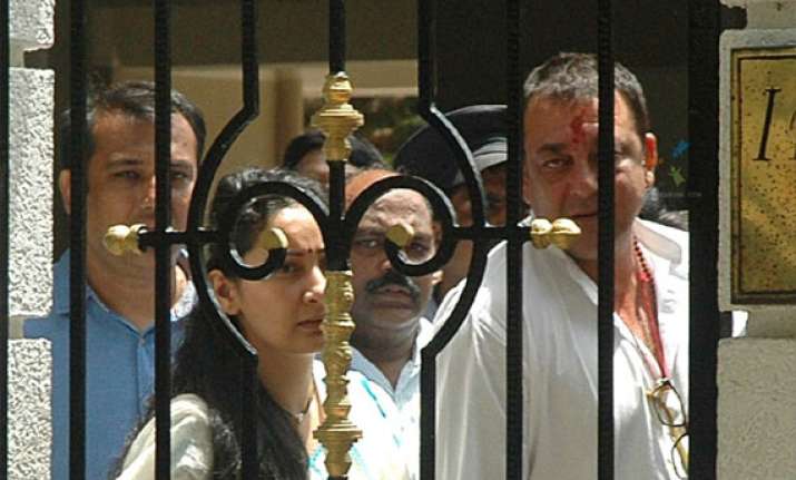 sanjay dutt s emotional moments with wife manyata minutes