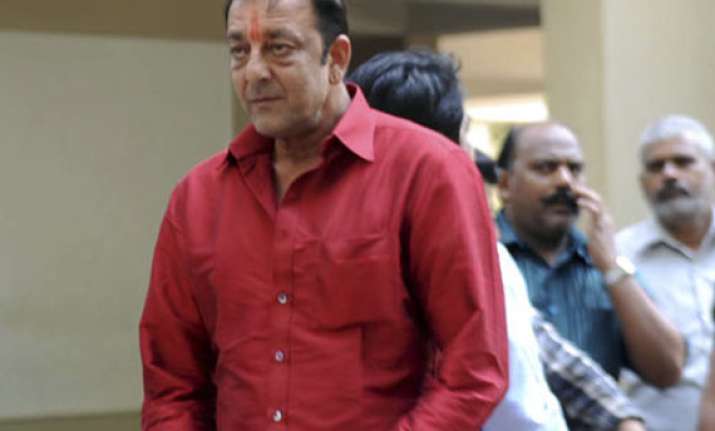 actor sanjay dutt reaches yerawada jail