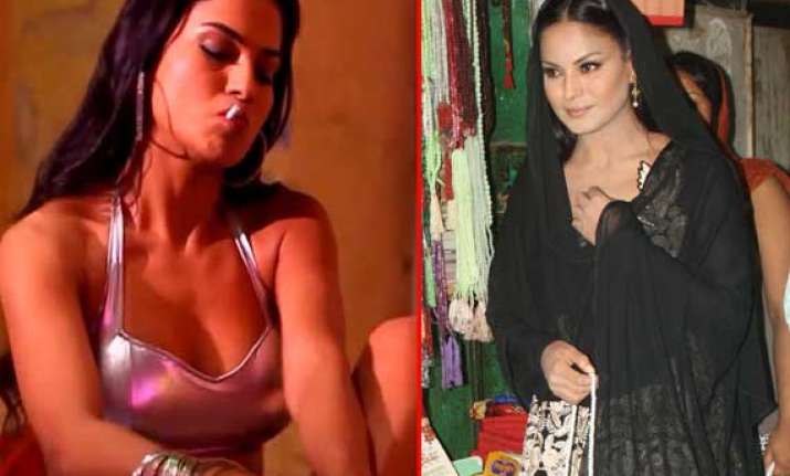seductive veena malik turns coy view pics