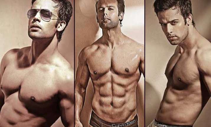 Shah Rukh Khan impressed with newcomer Rahul Kohli's six-pack abs (see