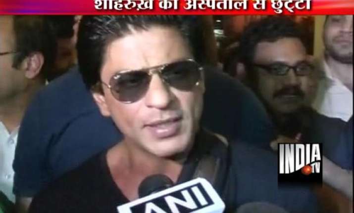 shah rukh khan discharged from lilawati hospital view pics