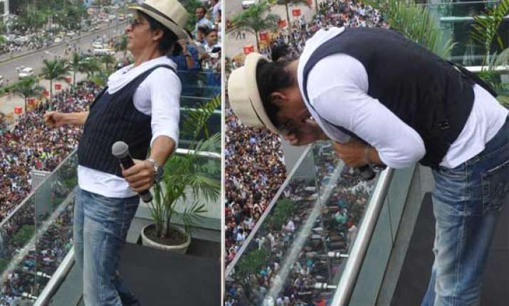shah rukh khan s day out in kolkata for chennai express