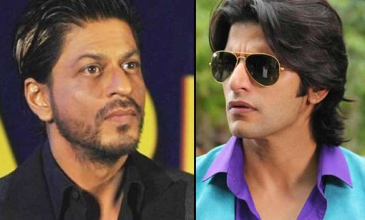 shah rukh khan s vanity van smashes tv actor karanvir bohra