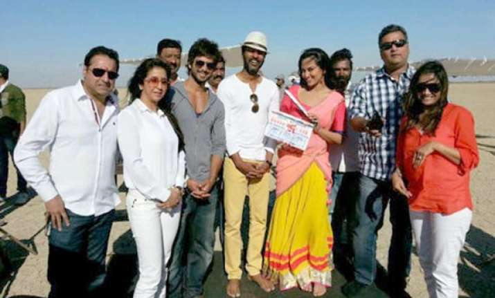 shahid kapoor sonakshi sinha camping together in gujarat