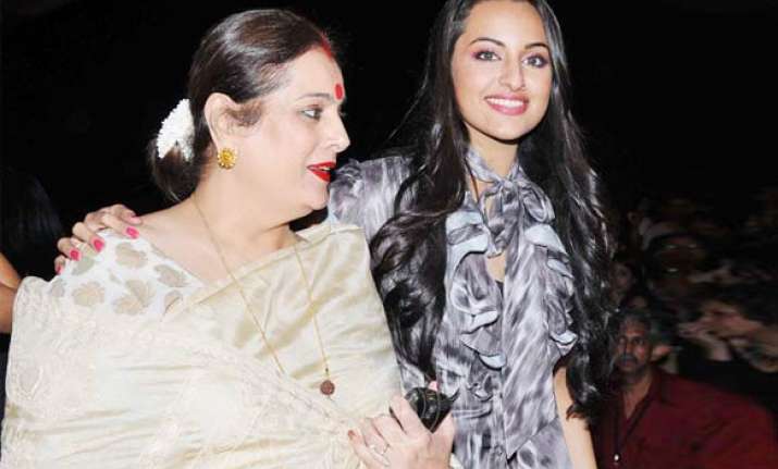 sonakshi s mom cooks ghar ka khana for akshay