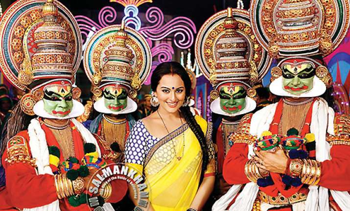 sonakshi tries kathakali during dabangg 2 shoot