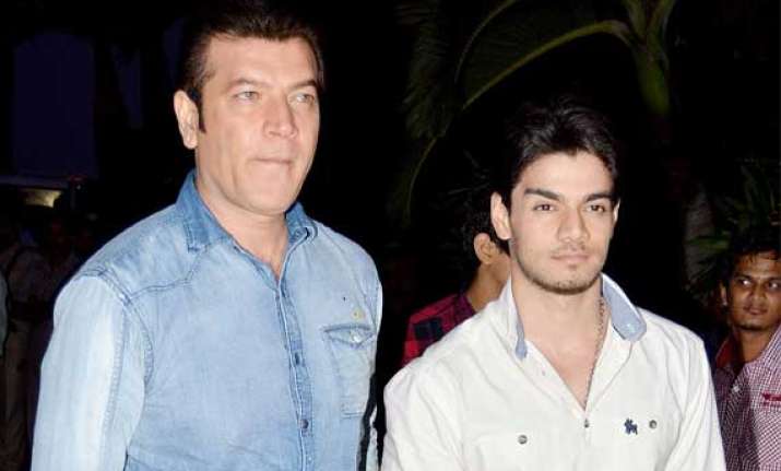 sooraj pancholi father aditya pancholi party hard post jiah