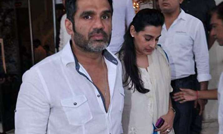 ailing father top priority for suniel shetty