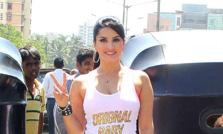 omg sunny leone manhandled by auto drivers see pics