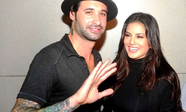 Sunny Leone Arrives With Husband Daniel Weber Bollywood News India Tv