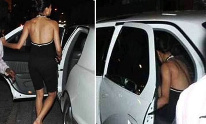 sushmita sen spotted with a mystery man tries to avoid