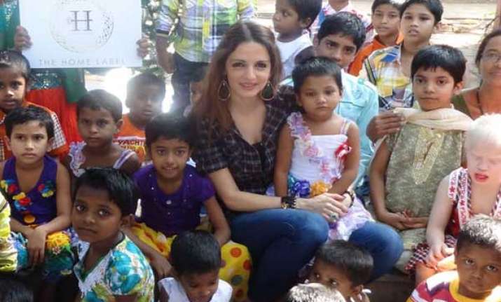 sussanne roshan celebrates christmas with orphans