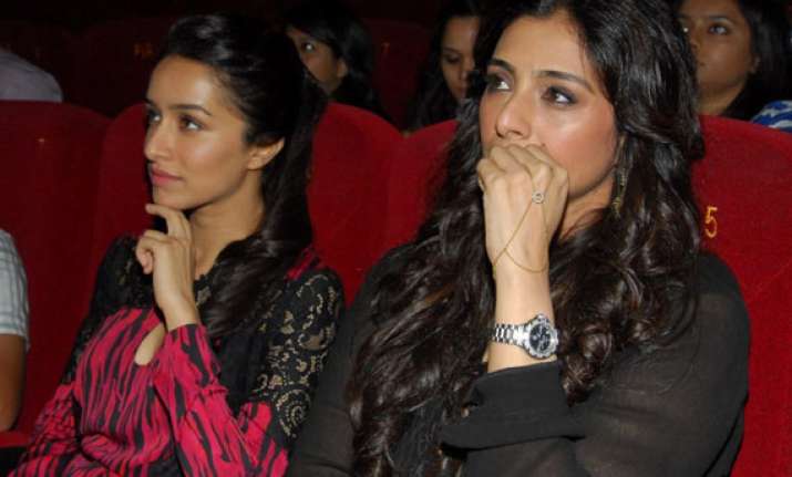 tabu shraddha kapoor to hum kashmiri folk song in haider