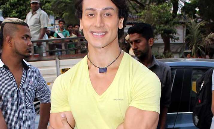 tiger shroff wows students with his heropanti