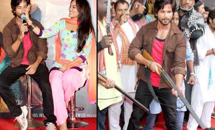 sonakshi slaps shahid at r.. rajkumar trailer launch see