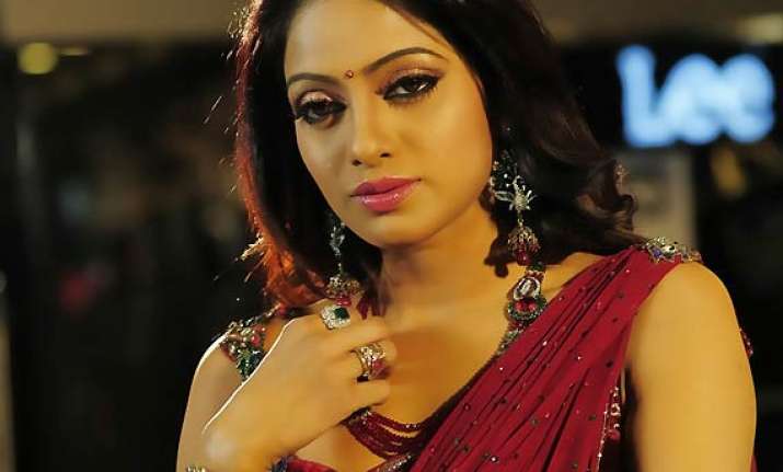 telugu actress udaya bhanu to host tvshow about poll
